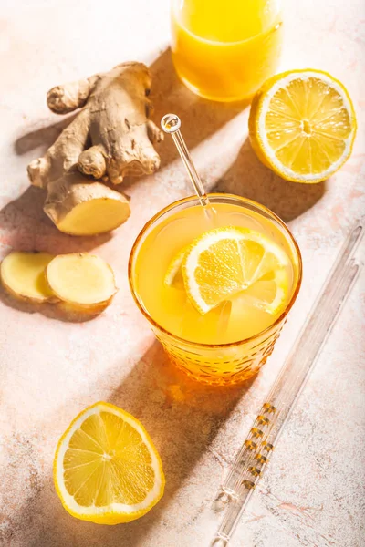 ジンジャーとレモンのさわやかなレモネードやカクテル 免疫療法ドリンク — ストック写真