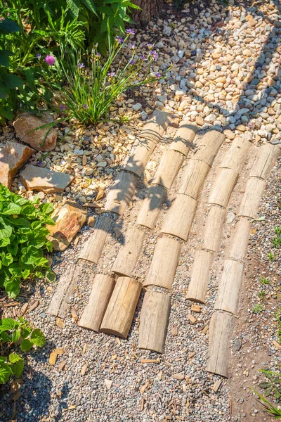 Gartenweg Aus Natürlichen Holzplanken Steinen Kies Gesunder Sinnesweg Mit Unterschiedlichen — Stockfoto