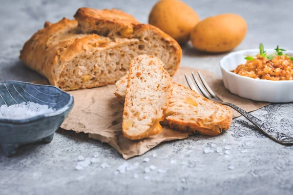 Yapımı Fırın Havuçlu Ekmek Ahşap Masada Soğan — Stok fotoğraf