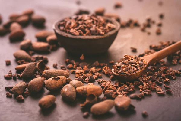 Organiczne Ziarna Kakao Ścinki Małej Misce — Zdjęcie stockowe