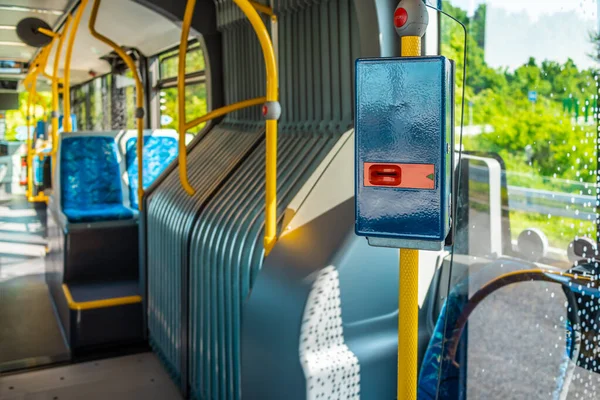Ticketvalidateur Met Leeg Businterieur Openbaar Vervoer Een Stad — Stockfoto