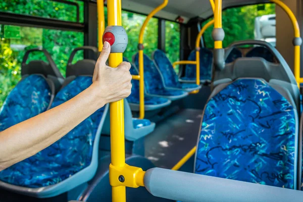 Innenraum Eines Stadtbusses Leerer Businnenraum Bus Mit Blauen Sitzen Und — Stockfoto