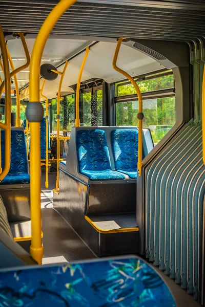 Interieur Van Een Stadsbus Leeg Businterieur Bus Met Blauwe Stoelen — Stockfoto
