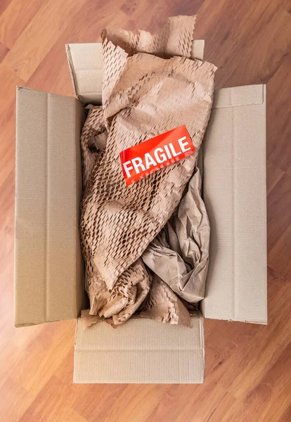 配達と郵便サービス 人々と配送の概念 小包ボックスの壊れやすいマーク — ストック写真