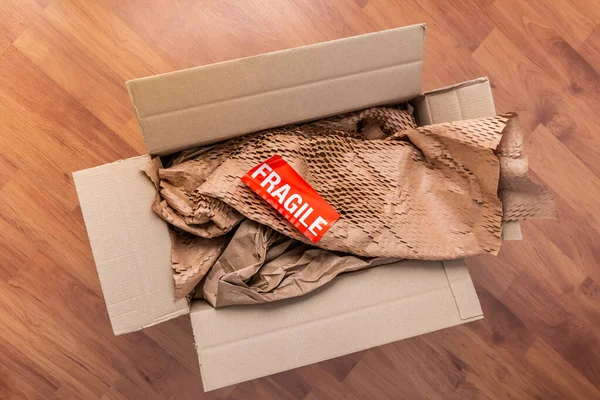 配達と郵便サービス 人々と配送の概念 小包ボックスの壊れやすいマーク — ストック写真