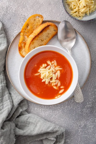 Soupe Tomate Grecque Aux Pâtes Orzo Pain Ciabatta — Photo