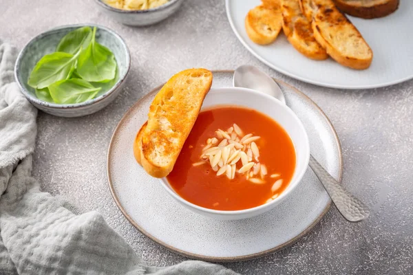 Sopa Tomate Griego Con Pasta Orzo Pan Ciabatta —  Fotos de Stock