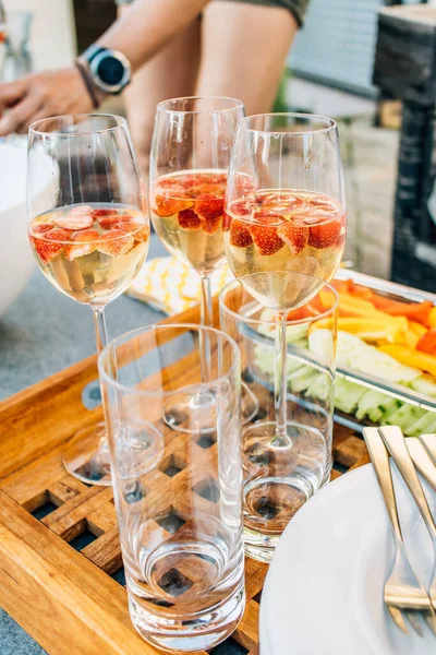 Καλοκαίρι Κοκτέιλ Κρασιού Φράουλα Υγιεινά Σνακ Στη Βεράντα — Φωτογραφία Αρχείου