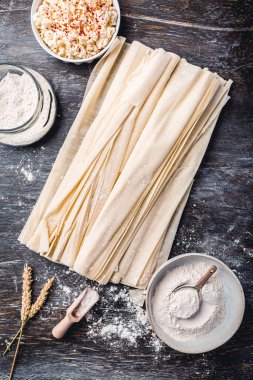 Peynir ile doldurulmuş fillo hamur çarşaflı lezzetli turta hazırlıyorum.