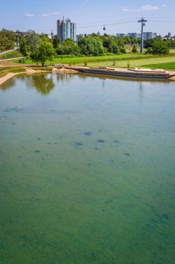 Federal bahçıvanlık ve bahçe gösterileri (Bundesgartenschau BUGA) sırasında parkları birbirine bağlayan ip ile Mannheim şehrinde gölet, Almanya
