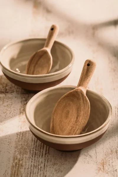 厨房桌子上有两个装有木勺的石制碗 — 图库照片