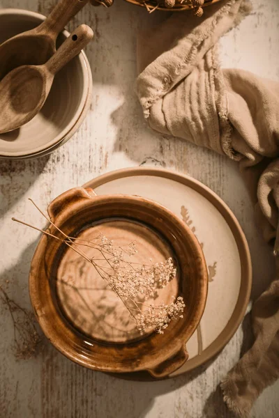 陶器の食器セット 空のクラフトセラミックプレート ボウルとカップキッチンテーブル — ストック写真
