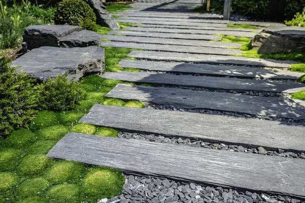 Nadel Und Schieferweg Mit Rindenmulch Und Heimischen Pflanzen Japanischen Garten — Stockfoto