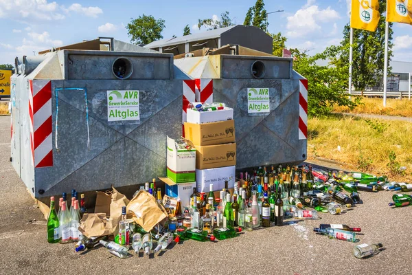 Hockenheim Německo Přeplněné Skleněné Nádoby Ulici Koncepce Recyklace Likvidace Odpadu — Stock fotografie