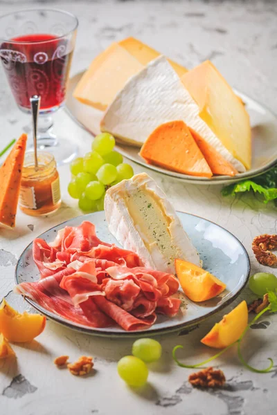 Σερβίρισμα Κρέατος Και Τυριού Antipasti Και Snack Board Αλλαντικά — Φωτογραφία Αρχείου