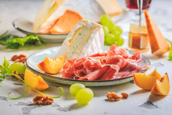 Σερβίρισμα Κρέατος Και Τυριού Antipasti Και Snack Board Αλλαντικά — Φωτογραφία Αρχείου