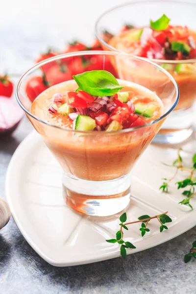 Rajčatová Polévka Gazpacho Čerstvými Okurkami Tradiční Španělská Rajčatová Polévka Čerstvé — Stock fotografie