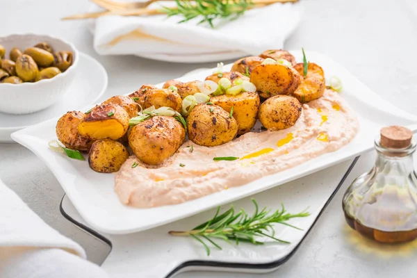 ホイップフェタ リコッタ チーズディップ Tirokaferi クリスピー焼きジャガイモと焼きオリーブと — ストック写真