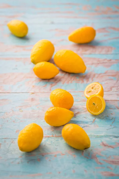西印度石灰和苦瓜的酸橙 植物学上称为柑橘Xfloridana 混合物 — 图库照片