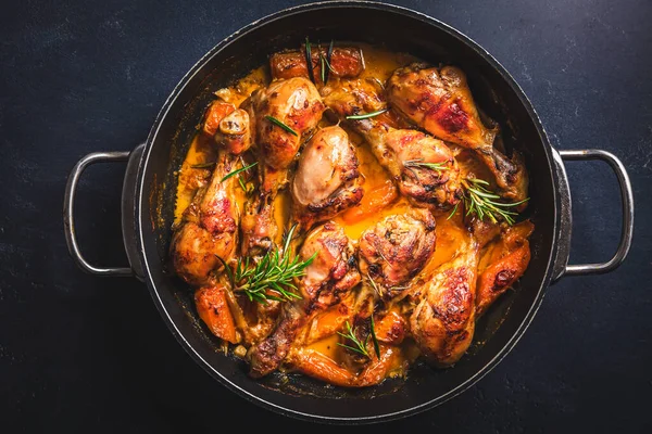 껍질을 닭고기 북채와 배경에 캐서롤 — 스톡 사진