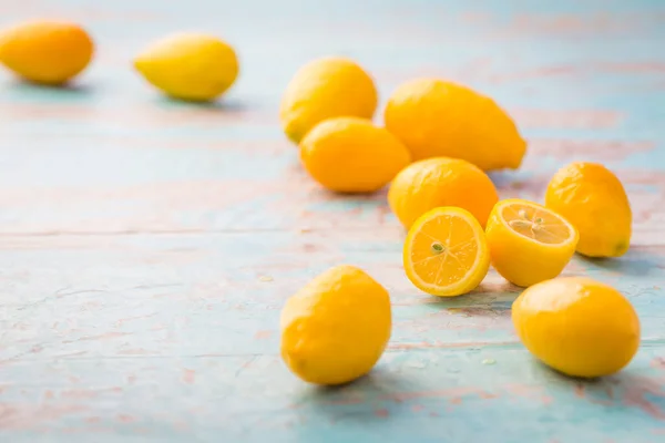 西印度石灰和苦瓜的酸橙 植物学上称为柑橘Xfloridana 混合物 — 图库照片