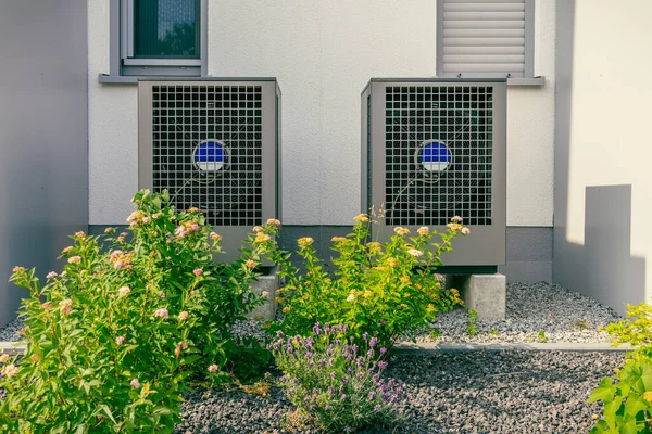 新しい近代的な都市の家の外に設置された近代的な空気源ヒートポンプ ヒートポンプの緑の再生可能エネルギーコンセプト — ストック写真