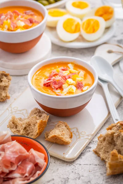 Salmorejo Tomatsoppa Med Ingredienser Köksbord Spansk Mat För Varm Sommar — Stockfoto