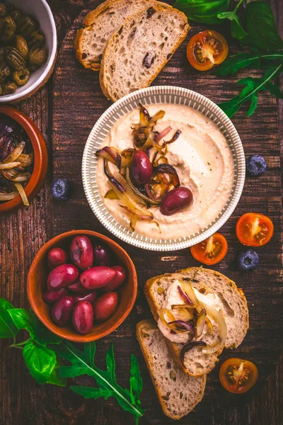 Σάλτσα Φέτας Χτυπημένη Σκόρδο Ελιές Λεμόνι Και Καραμελωμένα Κρεμμύδια Ελληνική — Φωτογραφία Αρχείου