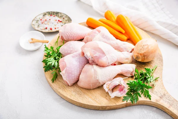 Ωμά Μπούτια Κοτόπουλου Λαχανικά Και Μπαχαρικά Παρασκευασμένα Για Μαγείρεμα — Φωτογραφία Αρχείου