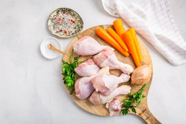 Ωμά Μπούτια Κοτόπουλου Λαχανικά Και Μπαχαρικά Παρασκευασμένα Για Μαγείρεμα — Φωτογραφία Αρχείου
