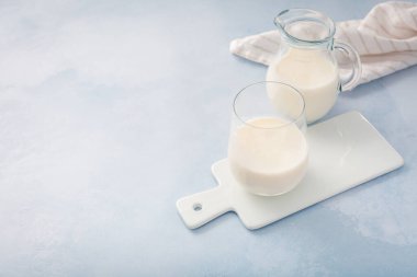 Tereyağı, kefir, probiyotikli yoğurt, cam ve kavanozda ayran. Probiyotik soğuk mayalanmış süt içeceği. Moda yemek ve içecek.. 