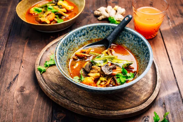 Curry Végétarien Rouge Thaïlandais Aux Champignons Légumes Sur Table Bois — Photo