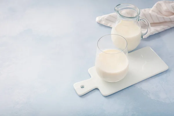黄油牛奶 黑面包 带有益生菌的酸奶 亚兰在杯子和罐子里 益生菌冷发酵乳饮料 时尚的食物和饮料 — 图库照片