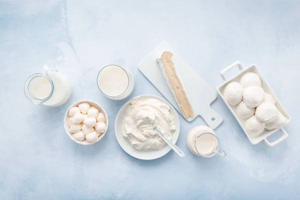 Sortiment Mjölkprodukter Kärnmjölk Kefir Yoghurt Med Probiotika Ayran Ost Mozzarella — Stockfoto