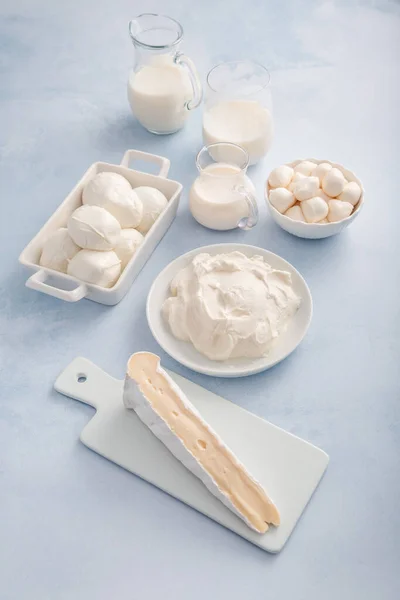 Tejtermékek Választéka Író Kefir Joghurt Probiotikumokkal Ayran Sajt Mozzarella Kvark — Stock Fotó