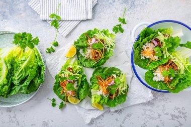 Pirinç, fasulye filizi ve lahana sarılı Asya usulü kıymalı marul.