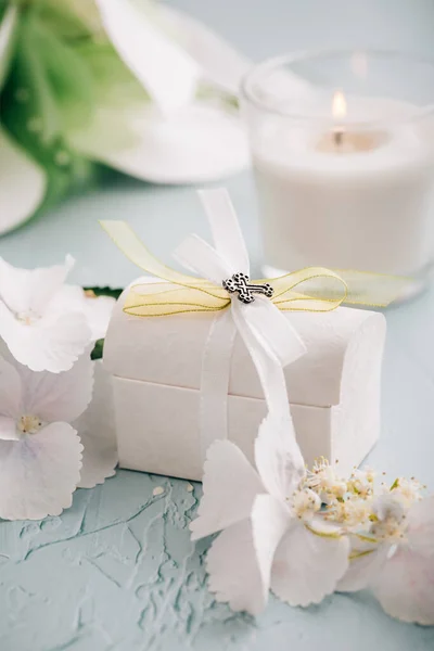 确认或第一圣餐的概念 小礼物与蜡烛和鲜花 — 图库照片