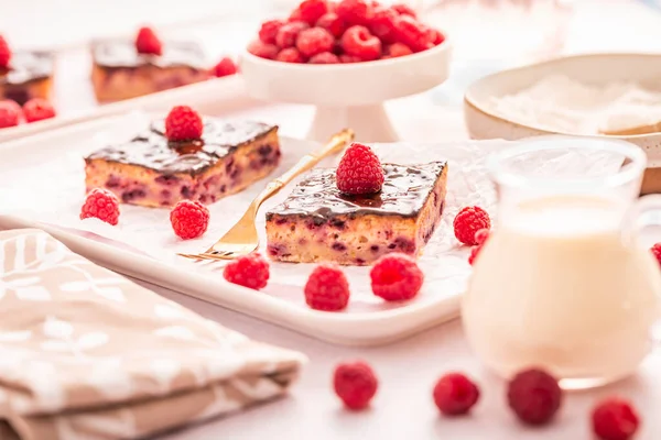 Tradisional Buttermilk Sheet Cake Dengan Raspberry Dan Coklat Ganache — Stok Foto