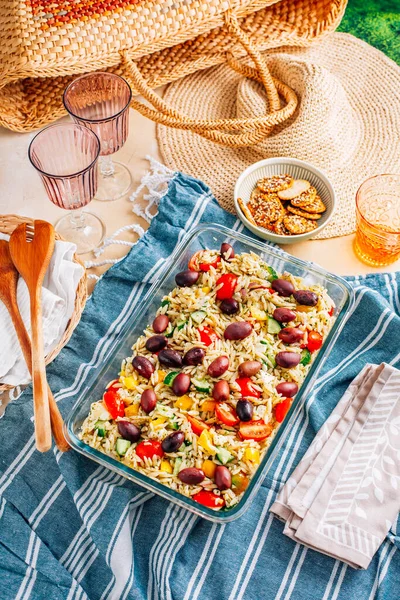 ピクニック時間 フェタ オリーブ トマトと自家製のオーゾパスタサラダ — ストック写真