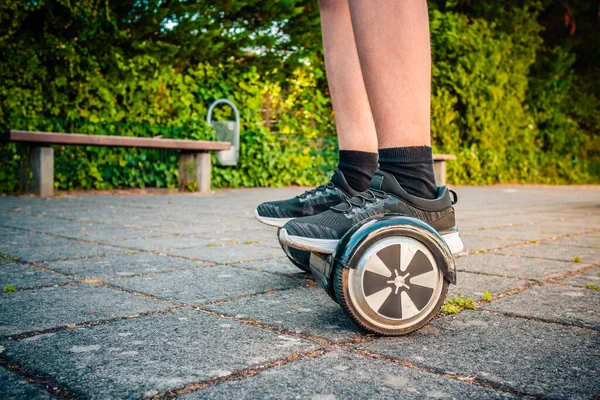 Adolescente Montando Hoverboard Pátio Escola Scooter Auto Equilíbrio Placa Levitação — Fotografia de Stock