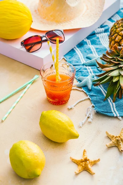 Concepto Vacaciones Verano Accesorios Verano Con Zumo Refrescante Frutas Frescas — Foto de Stock