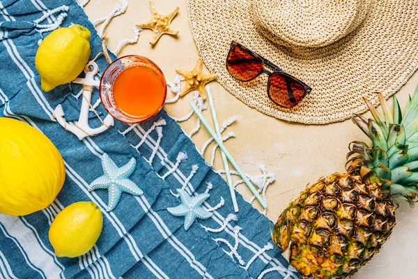 Concepto Vacaciones Verano Accesorios Verano Con Zumo Refrescante Frutas Frescas —  Fotos de Stock
