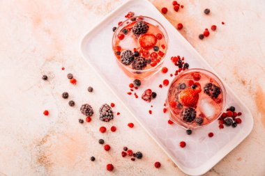 Lillet Wildberry Kokteyllerini mermer masada iç