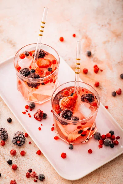 在大理石桌上喝丁香野莓鸡尾酒 — 图库照片