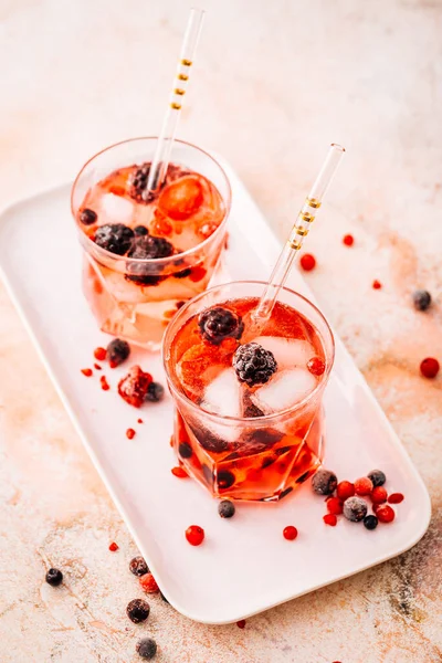 Wypij Lillet Wildberry Cocktails Marmurowym Stole — Zdjęcie stockowe