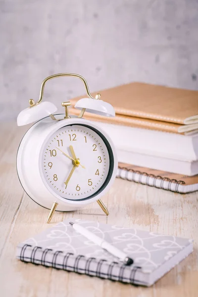 Relógio Despertador Livros Gestão Tempo Conceito Procrastinação — Fotografia de Stock