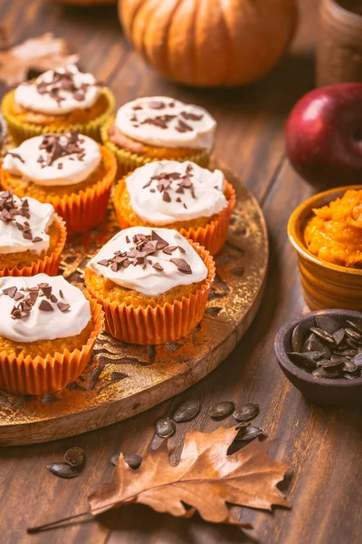 Kryddig Pumpa Muffins Eller Cupcakes Med Färskost Glasyr — Stockfoto