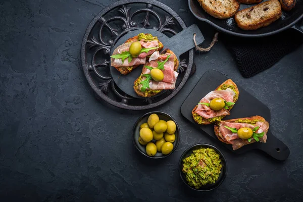 Heerlijke Crostini Met Avocado Spread Serrano Prosciutto Ham — Stockfoto
