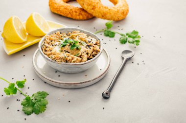 Limon ve simit ile yayılmış vegan nohut humusu.