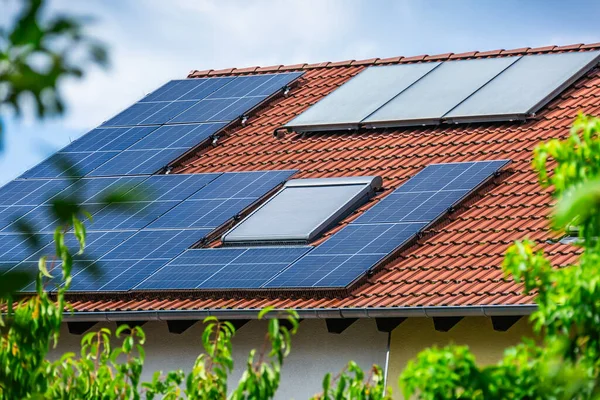 Painéis Fotovoltaicos Telhado Casa Família Painéis Solares Conceitos Ambientais Tecnológicos — Fotografia de Stock